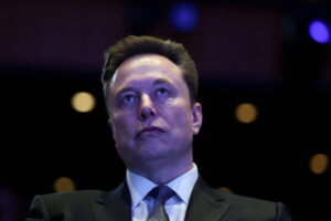 Elon Musk recebe US$ 132,3 bi em 2025 e reacende debate sobre disparidade salarial entre CEOs e funcionários