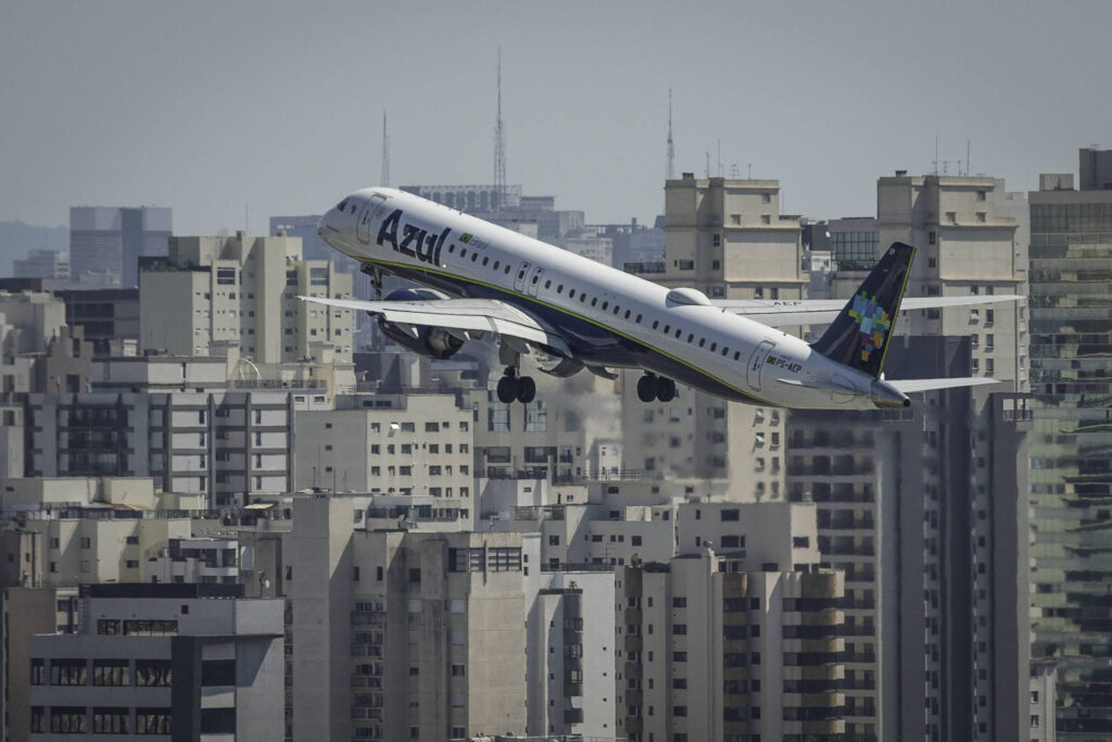 [Mercado Financeiro] Azul corta 5% da malha aérea para enfrentar alta do combustível e acende alerta no setor