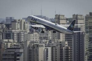 Azul corta 5% da malha aérea para enfrentar alta do combustível e acende alerta no setor