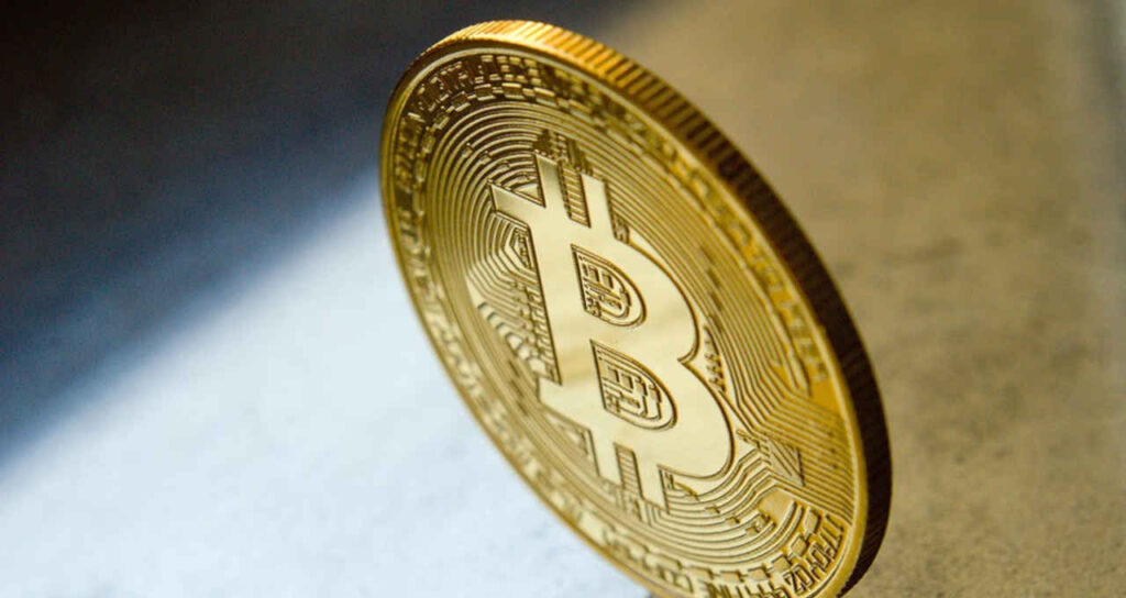 [Mercado Financeiro] Bitcoin e Ethereum respiram após tombo da semana, mas cenário macro impõe cautela