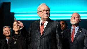 Novo na Bolsa? Buffett sugere ETF do S&P 500 e levanta debate sobre custos e longo prazo