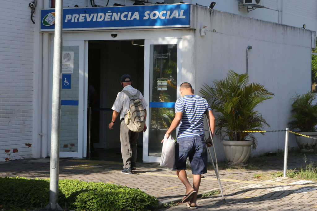 [Mercado Financeiro] INSS desloca servidores e pausa novas revisões do BPC para enfrentar fila de 2,2 milhões de pedidos