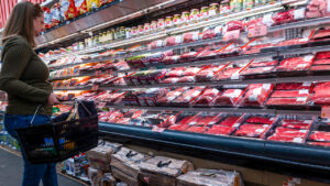 Inflação de alimentos nos EUA: custo do churrasco de verão sobe 2,4% e carne bovina encarece 14%