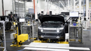 Rivian demite centenas de funcionários ao ajustar estrutura durante lançamento do SUV R2