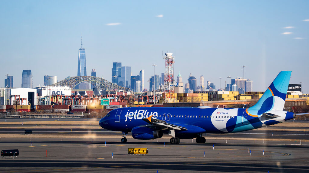 [Dificuldades e desafios] JetBlue revê rotas em Nova York e reforça presença na Flórida em meio a disputa por mercado doméstico