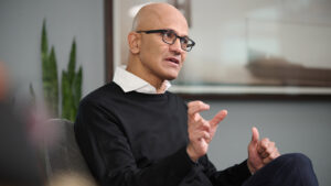 Microsoft avisa: corrida pela IA exige “permissão social” e transparência com empregos, diz Satya Nadella