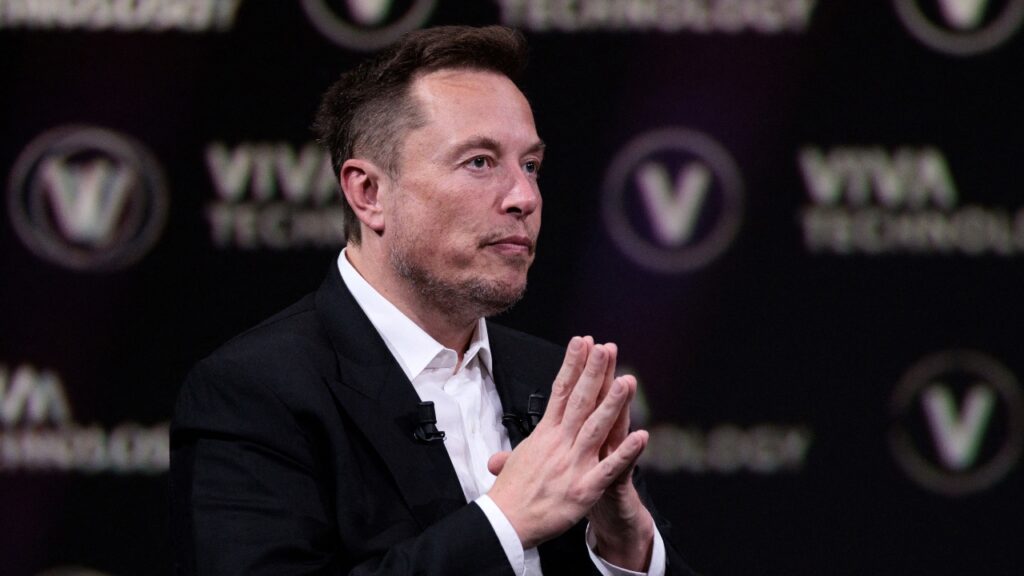 [Dificuldades e desafios] Musk perde status de trilionário após correção que derruba SpaceX e Tesla