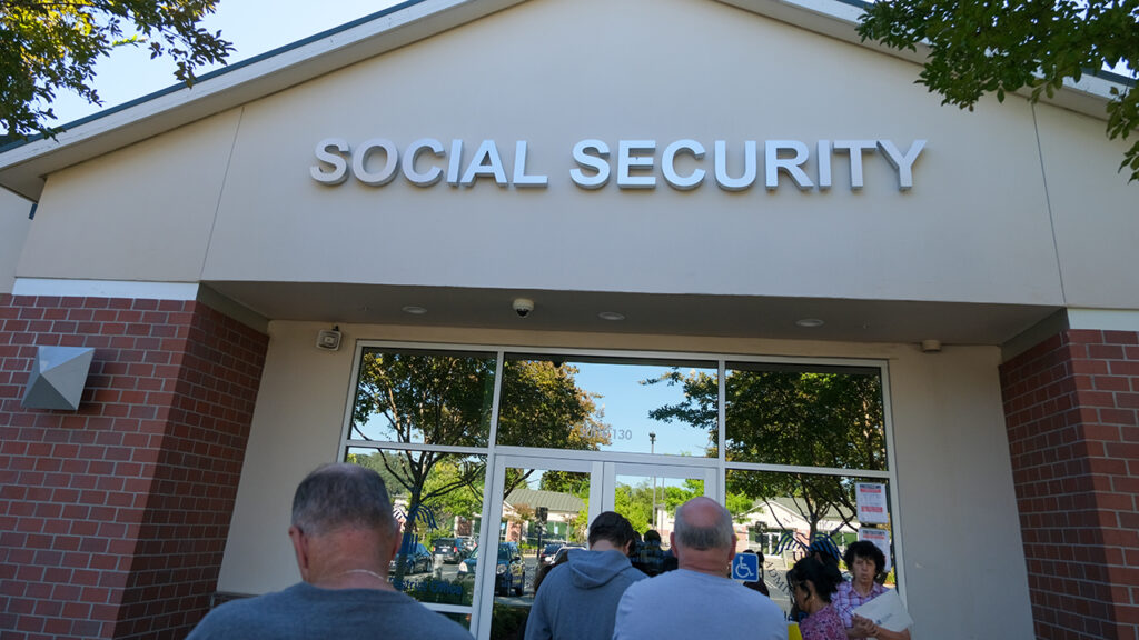 [Dificuldades e desafios] Suze Orman critica corrida para sacar Social Security aos 62 anos e alerta para perda permanente no benefício