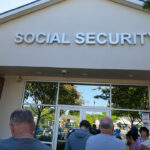[Dificuldades e desafios] Suze Orman critica corrida para sacar Social Security aos 62 anos e alerta para perda permanente no benefício