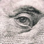 [Dificuldades e desafios] Dólar ganha fôlego: DXY supera 101 pontos com Fed mais duro e Selic em queda no radar