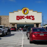 [Dificuldades e desafios] Expansão da Buc-ee’s acelera com 15 novas megalojas de estrada previstas até 2031