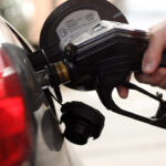 [Mercado Financeiro] Trump pressiona postos de gasolina nos EUA a cortar preços e mira US$ 2,50 por galão