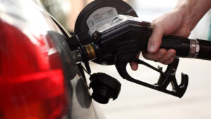 Trump pressiona postos de gasolina nos EUA a cortar preços e mira US$ 2,50 por galão