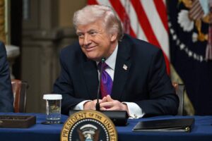 Trump declara lucro de US$ 526 mi com criptomoeda familiar e reacende debate sobre conflitos de interesse