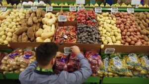 Califórnia padroniza datas de validade e veta “sell by”; medida mira desperdício e custos no setor de alimentos