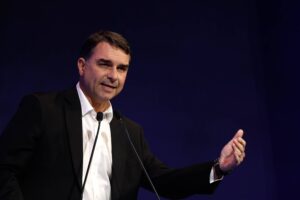 Flávio Bolsonaro vai a Washington defender Pix em investigação dos EUA sobre prejuízo a empresas americanas