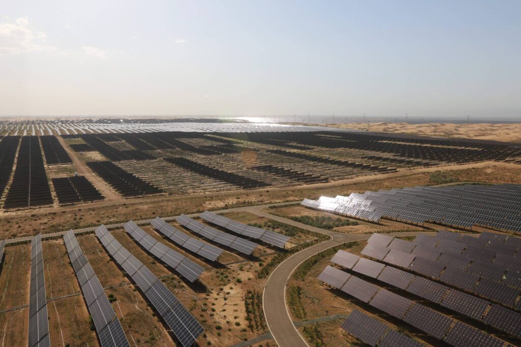[Mercado Financeiro] China ergue “muralha solar” no deserto e acelera disputa global por energia limpa