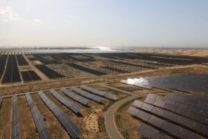 China ergue “muralha solar” no deserto e acelera disputa global por energia limpa