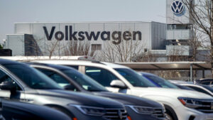 Volkswagen admite desvantagem de custos e estuda cortar mais 50 mil postos de trabalho