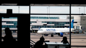 United Airlines cria fileiras sem assento do meio para aumentar conforto e receita