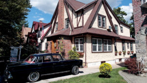 Casa onde Donald Trump passou a infância é vendida por quase US$ 2 milhões e expõe freio no mercado de luxo de Nova York