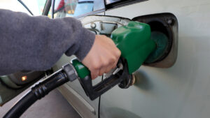 Conflito entre EUA e Irã faz gasolina nos EUA voltar a superar US$ 4 e reacende alerta para inflação global