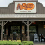[Dificuldades e desafios] Cracker Barrel vende rede Maple Street e levanta US$ 77 milhões com imóveis para reduzir dívida