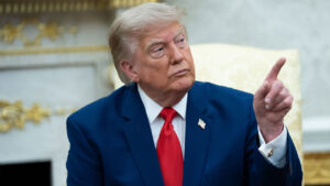 Trump anuncia tarifas escalonadas para genéricos e busca reindustrializar setor farmacêutico dos EUA