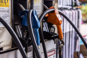 MPF vai à Justiça para barrar aumento da mistura de etanol na gasolina; governo mantém cronograma