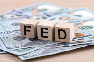 Alta do petróleo reacende pressão inflacionária e divide mercado sobre juros do Fed