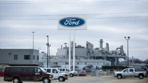 Ford entra na disputa por megacontrato para novo caminhão tático do Exército dos EUA