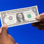 [Dificuldades e desafios] Dólar em queda leva brasileiros a recorde de US$ 12,6 bi em gastos no exterior no 1º semestre