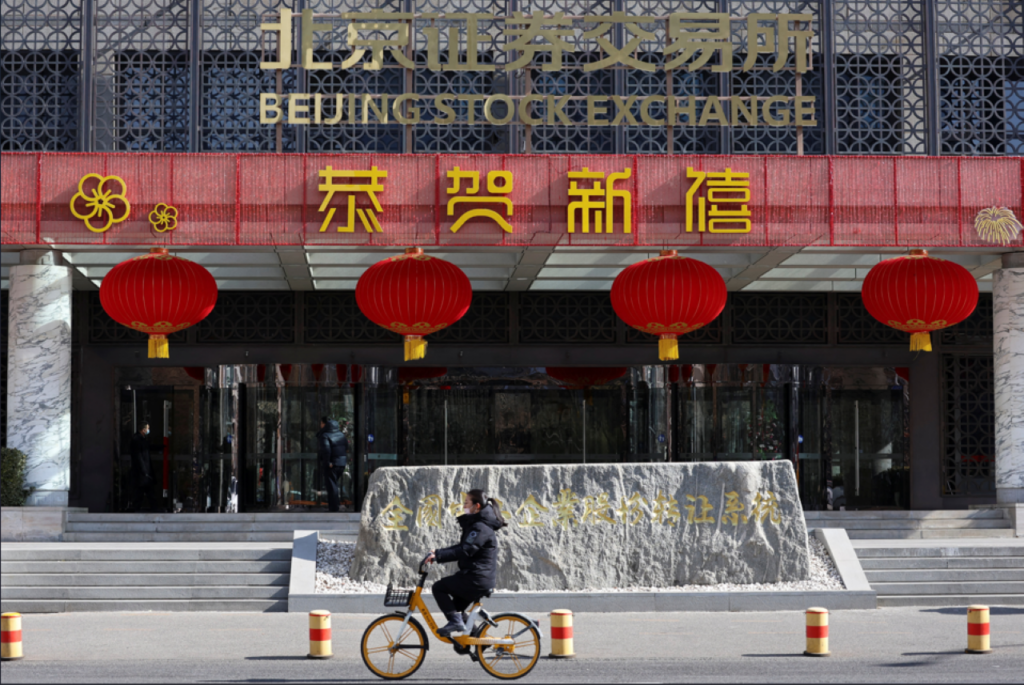 [Ações] Bolsa chinesa reage: giro para consumo sustenta alta em Xangai e Hang Seng avança 2%