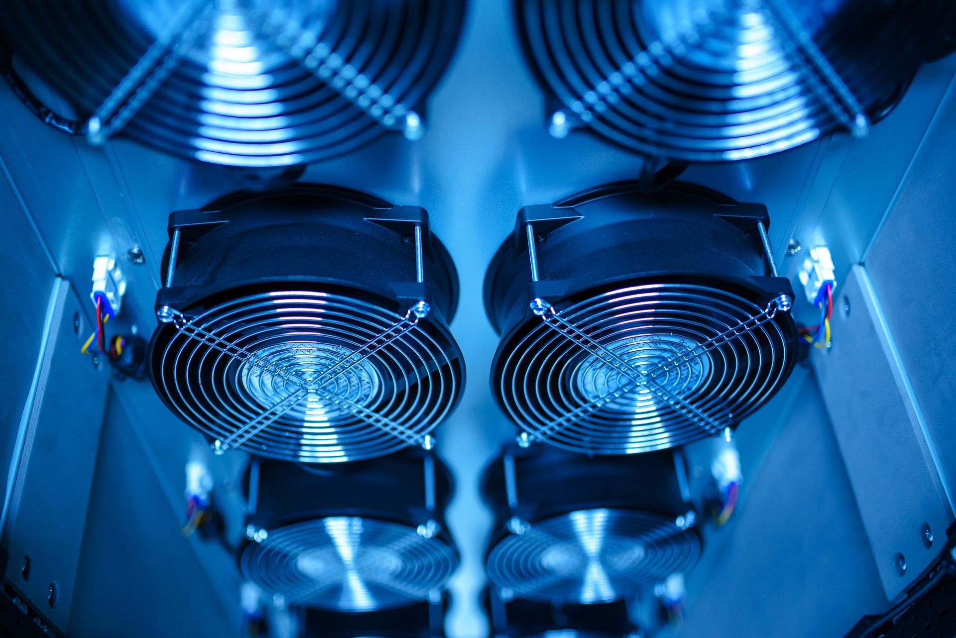 PM encontra mineração de Bitcoin com energia furtada em ferro-velho de Belo Horizonte
