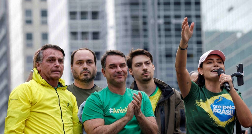 Michelle Bolsonaro recebe alta após internação e é confirmada candidata ao Senado